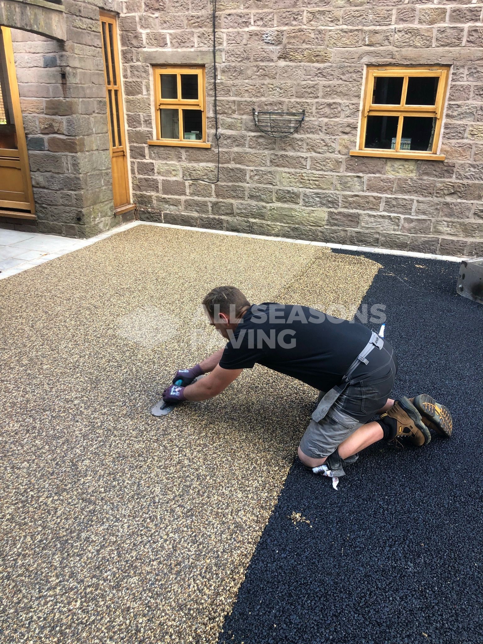 Farmhouse gold resin bound driveway