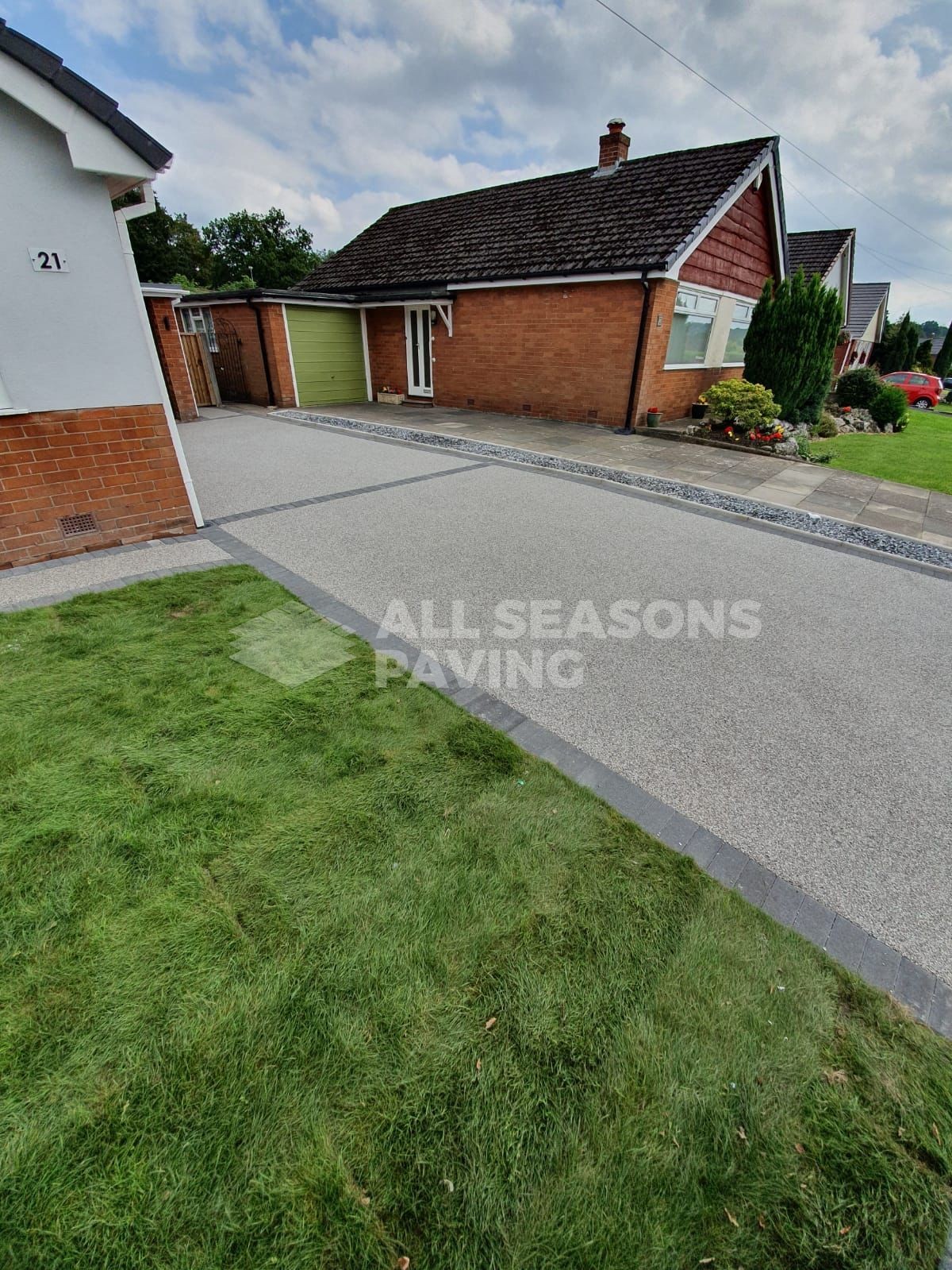 Mercury resin driveway installed in Euxton Chorley charcoal block border new fence and new front lawn